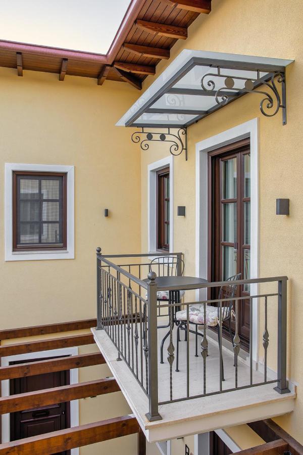 Petrou Suites Ioannina Bagian luar foto